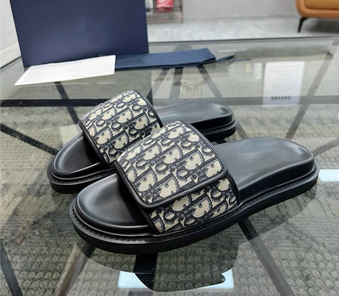 Dior sliders